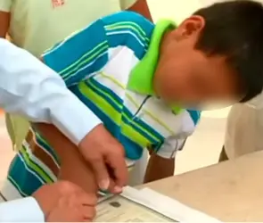 "Olvidaron registrarme": Niño va solo a tramitar su acta de nacimiento para poder ir a la escuela