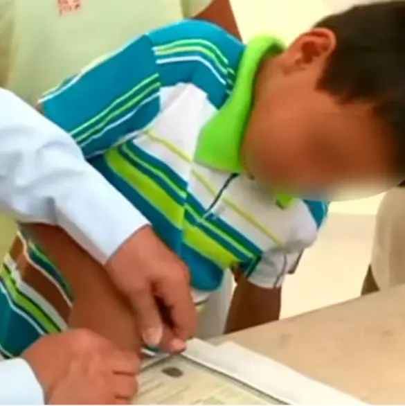 "Olvidaron registrarme": Niño va solo a tramitar su acta de nacimiento para poder ir a la escuela