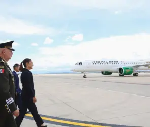Sheinbaum recibe la primera aeronave Embraer para Mexicana de Aviación