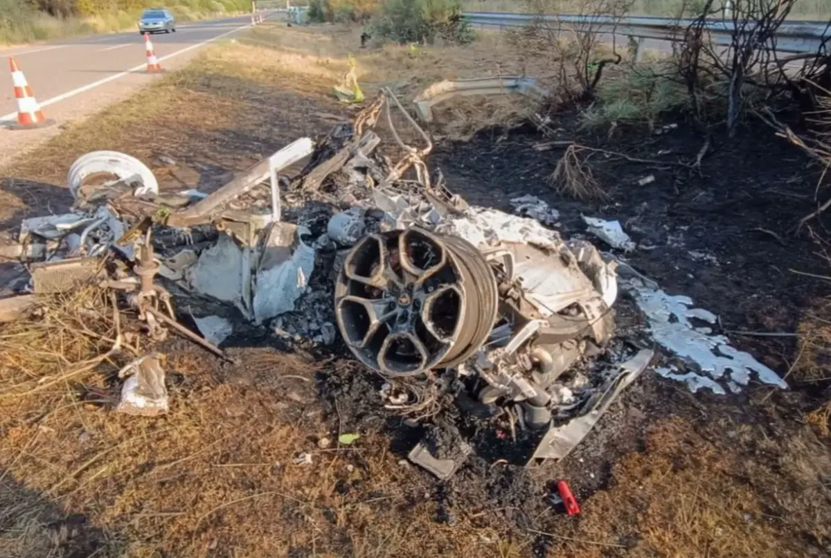 El auto en el que viajaba el futbolista y su hermano quedó totalmente incinerado. Especial