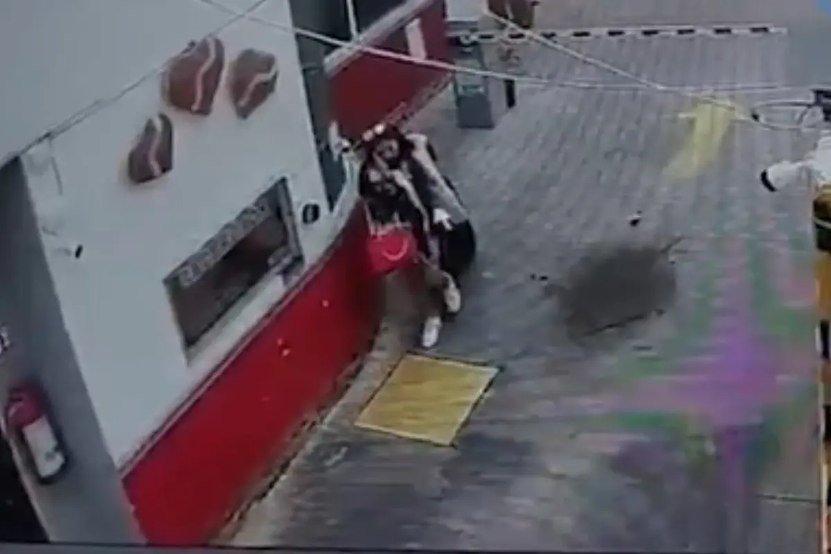  Pareja roba televisión de motel en SLP; aseguran que hombre sería miembro activo del PRI 