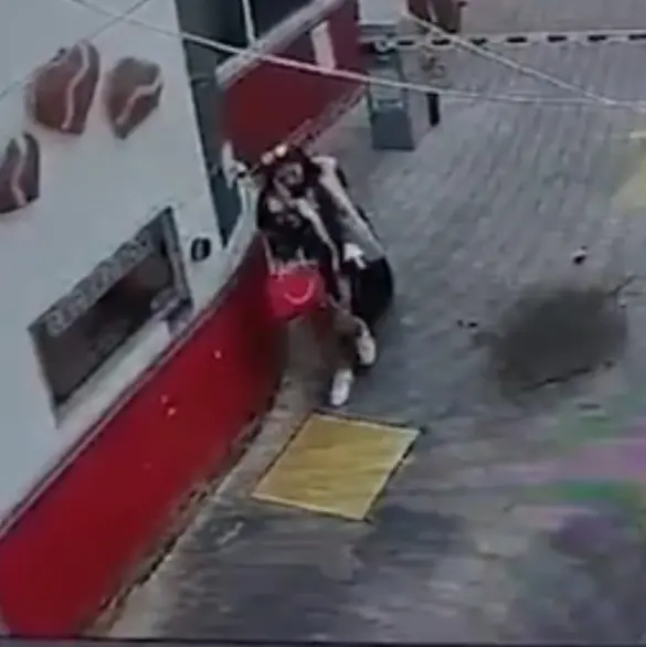 Pareja roba televisión de motel en SLP; aseguran que hombre sería miembro activo del PRI