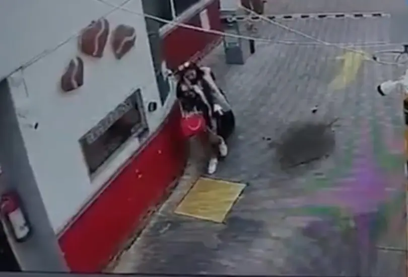 Pareja roba televisión de motel en SLP; aseguran que hombre sería miembro activo del PRI
