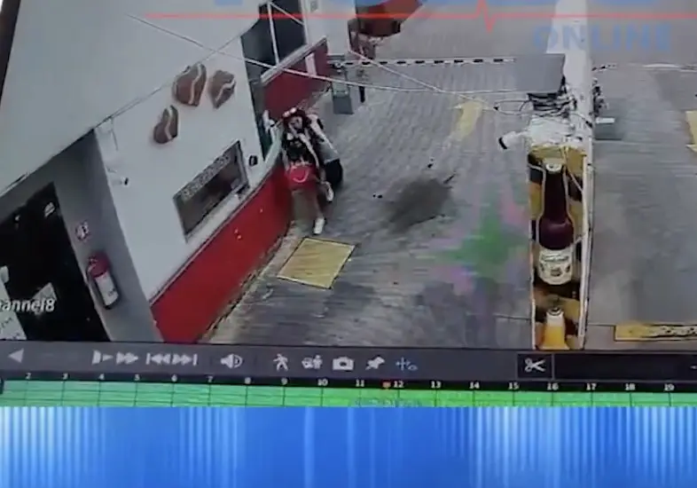 Captan a pareja robando televisión de motel Especial