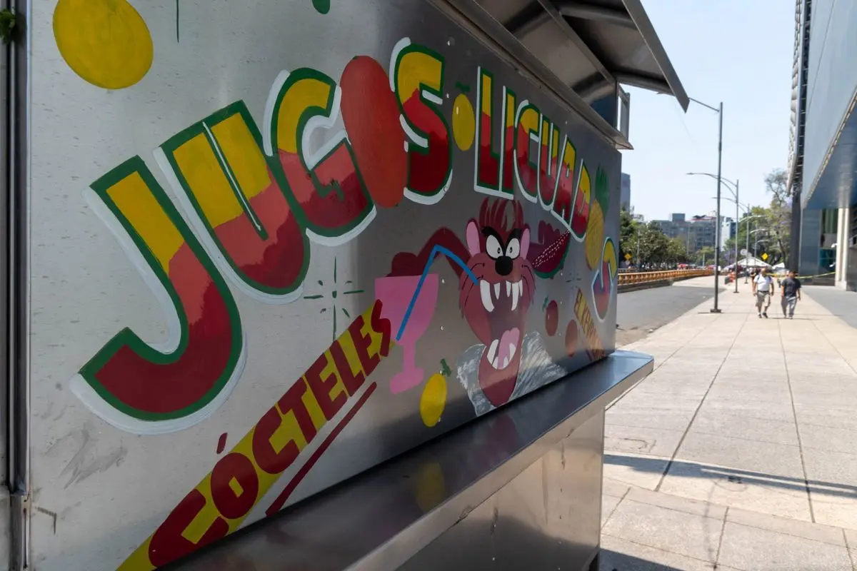Rótulos en puesto de jugos Cuartoscuro