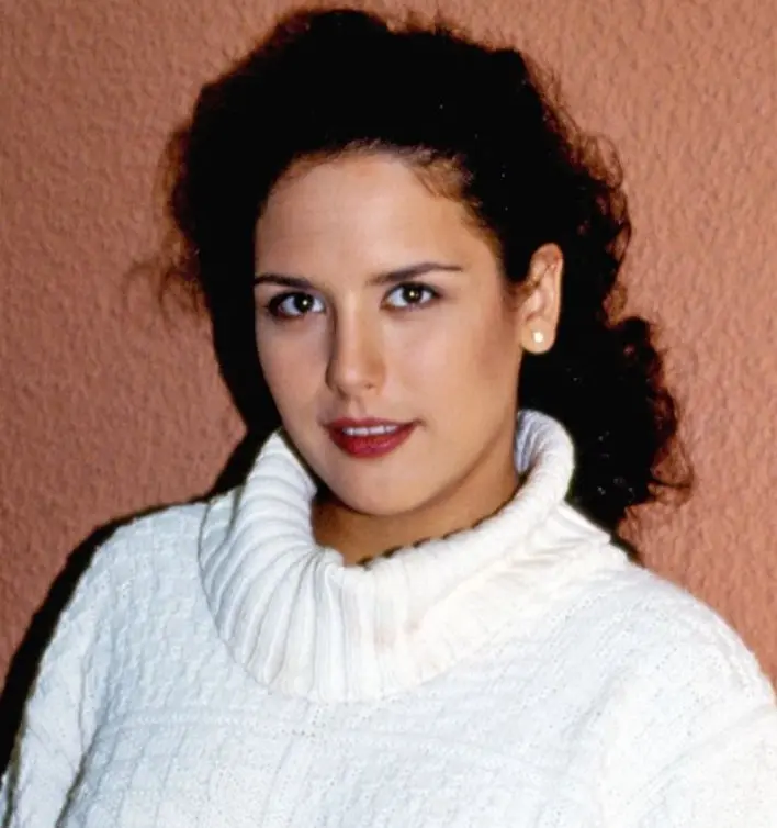 Es hija de Ra&uacute;l Vale y Ang&eacute;lica Mar&iacute;a, por lo que creci&oacute; rodeada de c&aacute;maras y desde peque&ntilde;a mostr&oacute; inter&eacute;s en la actuaci&oacute;n.