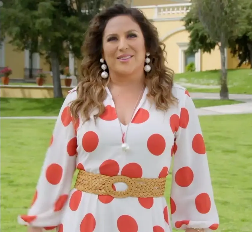 Posteriormente, se integr&oacute; como conductora del programa 'La Vale Show' para una estaci&oacute;n de radio de Los &Aacute;ngeles.