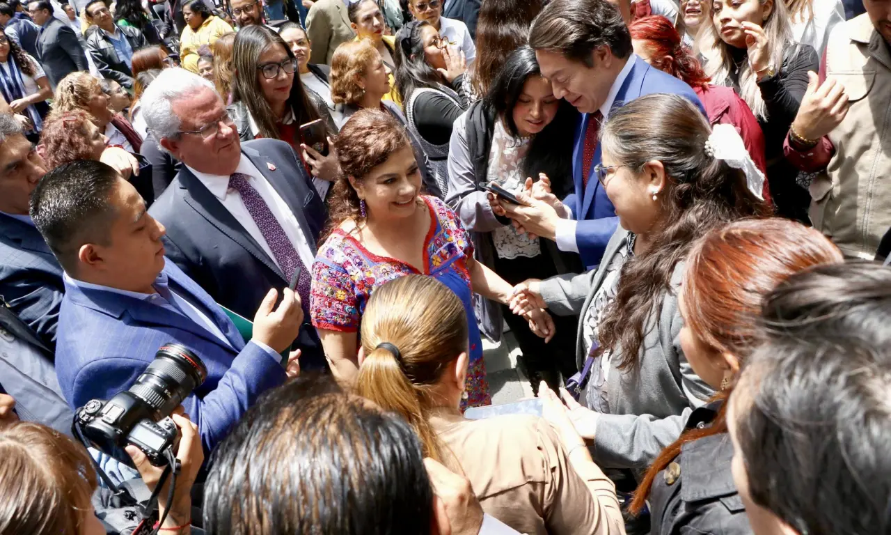  Gobierno entrega 135 tarjetas del Bienestar para rehabilitar bachilleratos en CDMX 