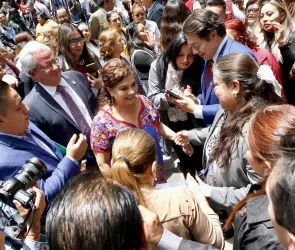 Gobierno entrega 135 tarjetas del Bienestar para rehabilitar bachilleratos en CDMX