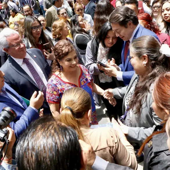 Gobierno entrega 135 tarjetas del Bienestar para rehabilitar bachilleratos en CDMX