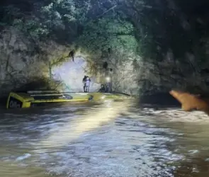 Autobús con pasajeros cae a río y se hunde; hay 8 muertos y 30 heridos 