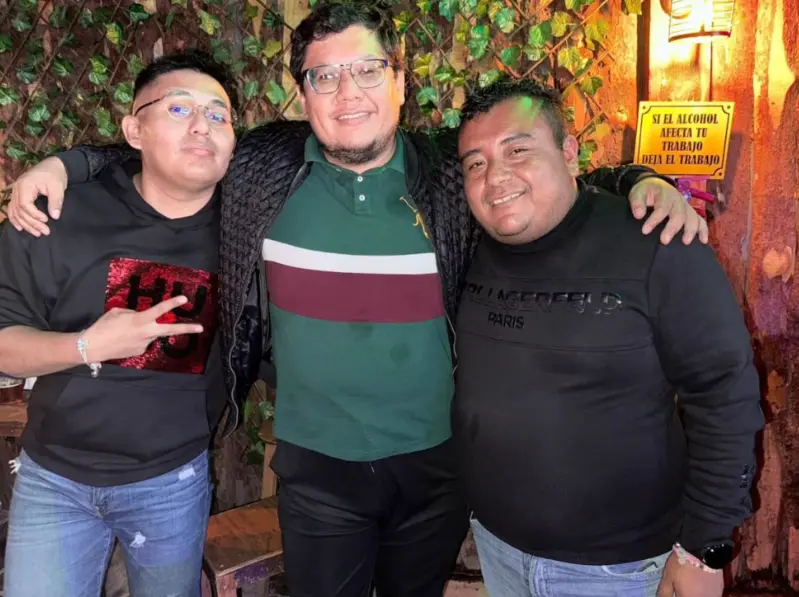 Isaí López, y Francisco León y Jesús Laiza la noche del sábado 28 de junio, en el bar La Cabaña, en Tizayuca. Especial