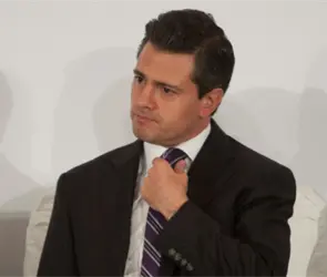 Pe&ntilde;a Nieto reaparece en Metepec y posa en foto junto a ciudadana