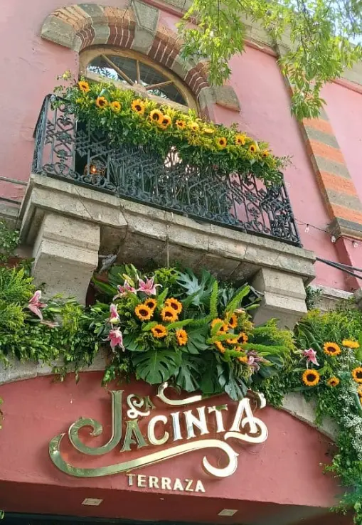 Uno de los momentos más esperados es el desfile de carros alegóricos, donde las flores son el principal protagonista. Facebook.