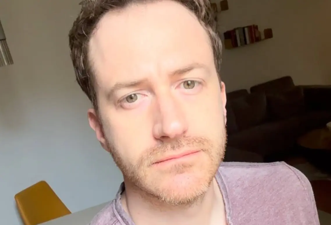 Ahora tiene 41 años, ha participado en 'American Crime Story' y en 'Bohemian Rhapsody'.