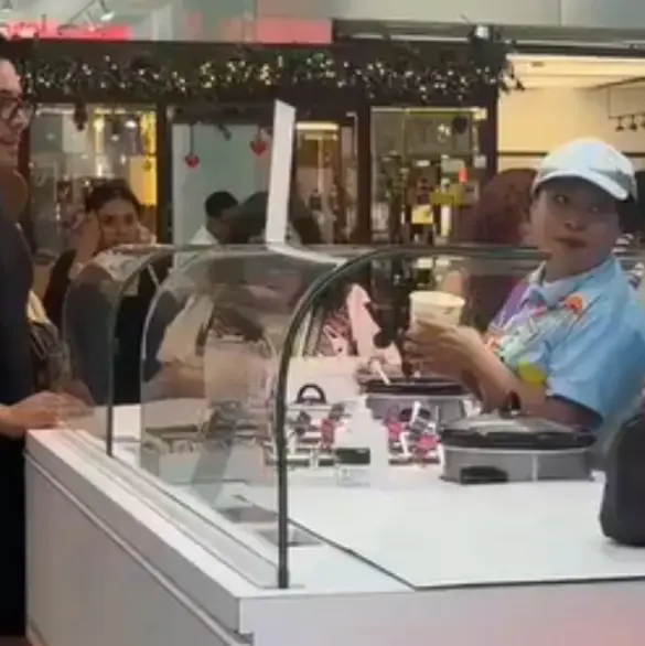 Es como yo diga: Exhiben a Lord Nutrisa agrediendo a empleada por no recibir helado a su gusto