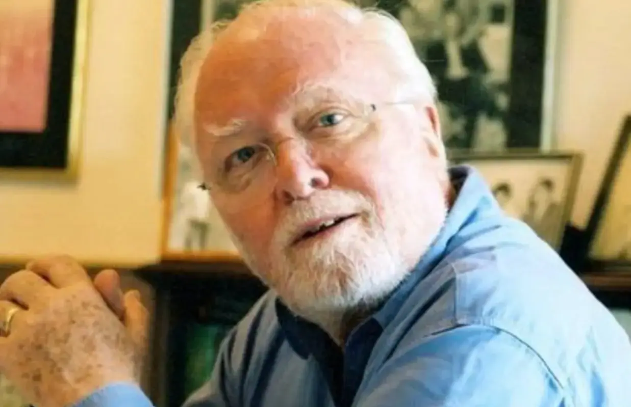 El actor falleció el 24 de agosto de 2014 a la edad de 90 años. Durante los últimos años de su carrera se desempeñó como director de películas como 'Cerrando el círculo' y 'Chaplin'.