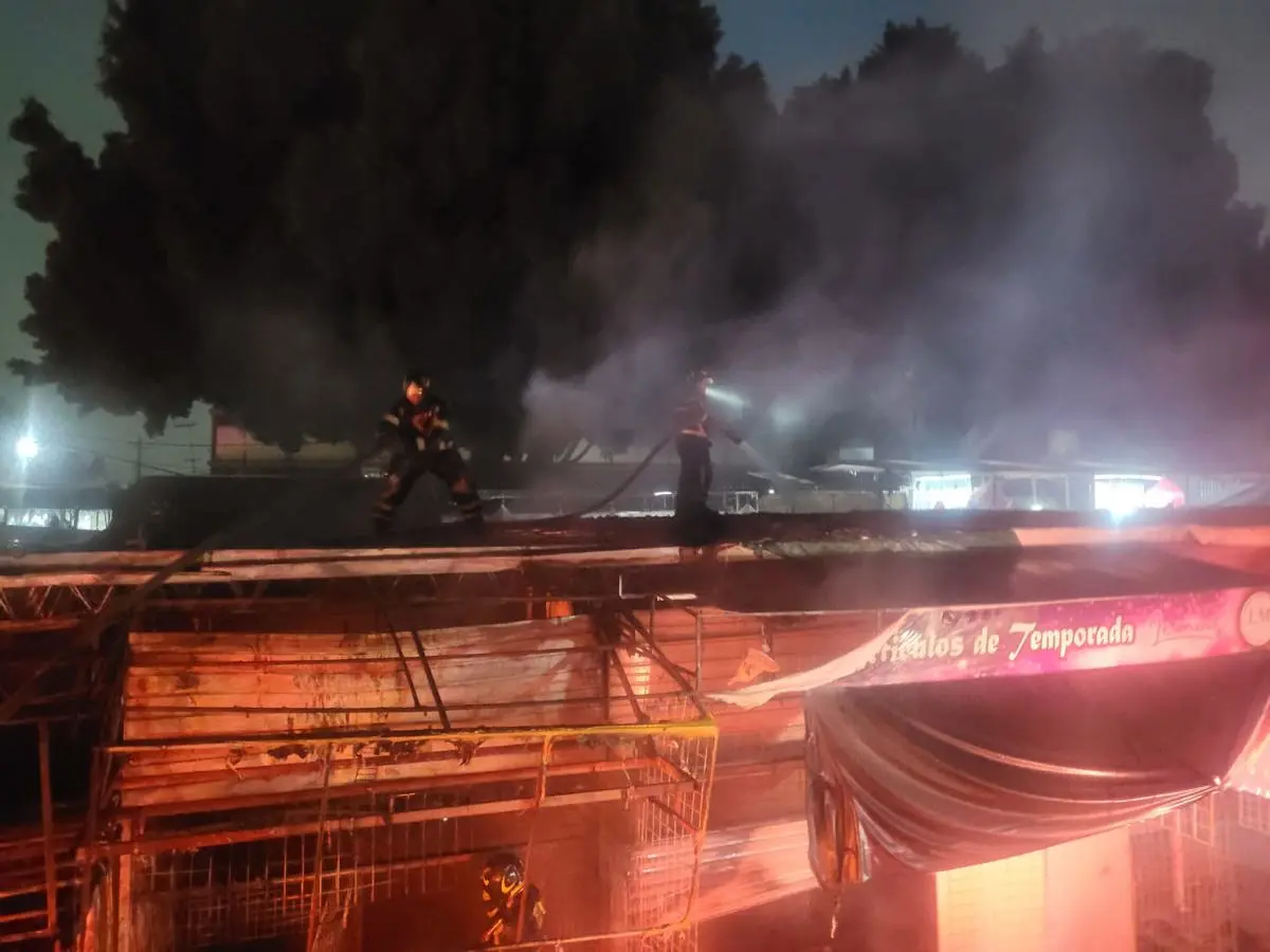 El incendio cerca de Palacio Nacional. Bomberos CDMX.