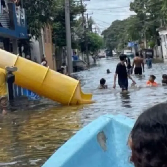 "Es como nadar en la coladera": Instalan tobogán en calle inundada por lluvias en Tampico