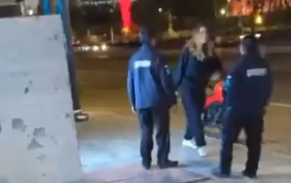 Ximena Pichel le grita a mujer guardia de seguridad porque no le abren la puerta. Especial