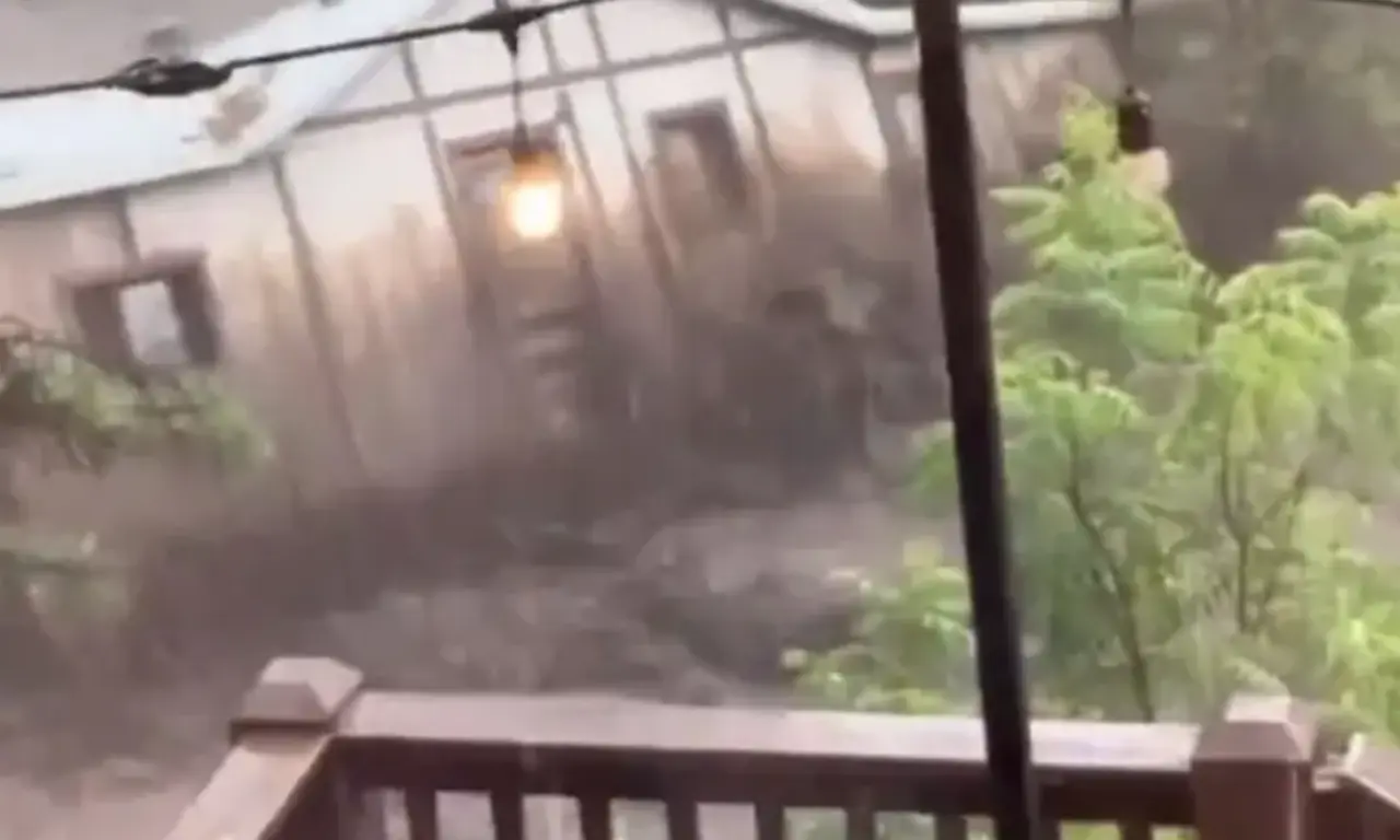  El episodio fue parte de una serie de fuertes lluvias que azotaron la zona. 