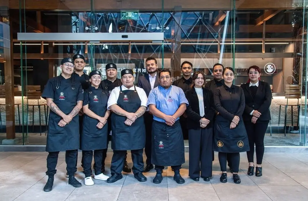 Empleados de los restaurantes de Luisito Comunica. IG: Deigo Ramen.