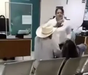  Mujer ataca a golpes a pareja en clínica de Sonora por presunta infidelidad