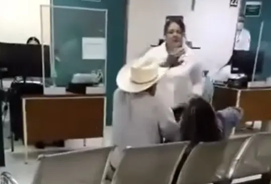  Mujer ataca a golpes a pareja en clínica de Sonora por presunta infidelidad