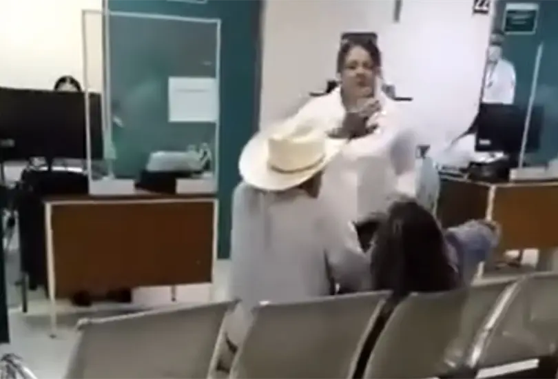  Mujer ataca a golpes a pareja en cl&iacute;nica de Sonora por presunta infidelidad