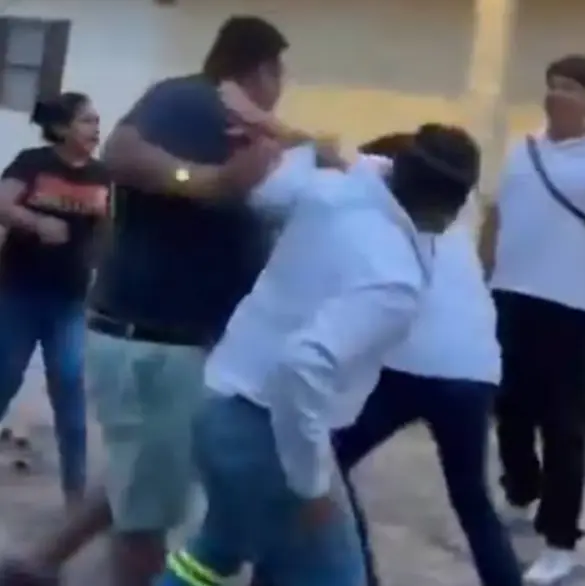 "¡Te vale vxrgx cabrxn!": Exdiputado "Tecmol" protagoniza pelea callejera con un ciudadano