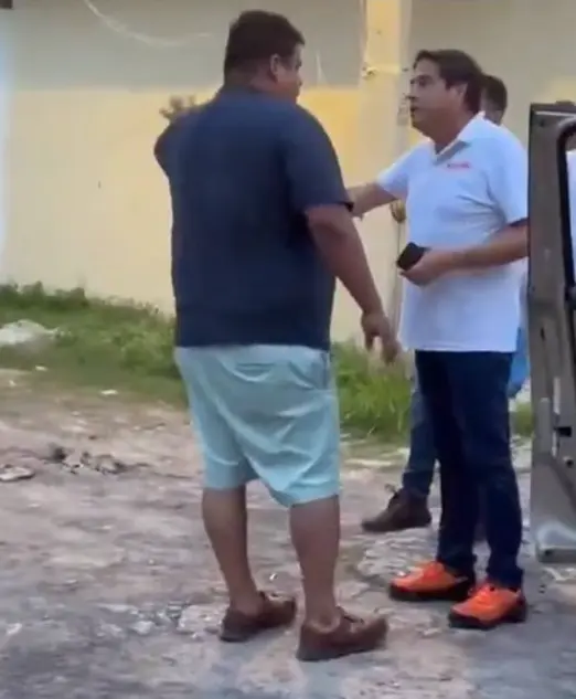 El político primero agredió de forma verbal. Captura de pantalla.