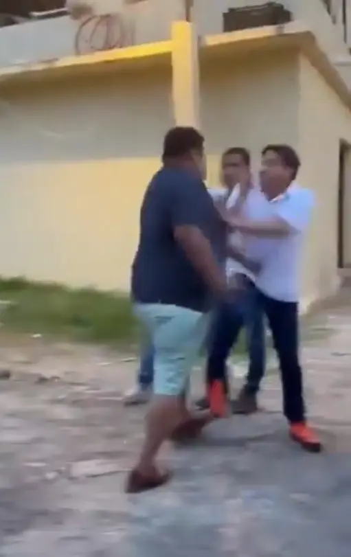 El político agredió al ciudadano pero su equipo lo contuvo. Captura de pantalla.