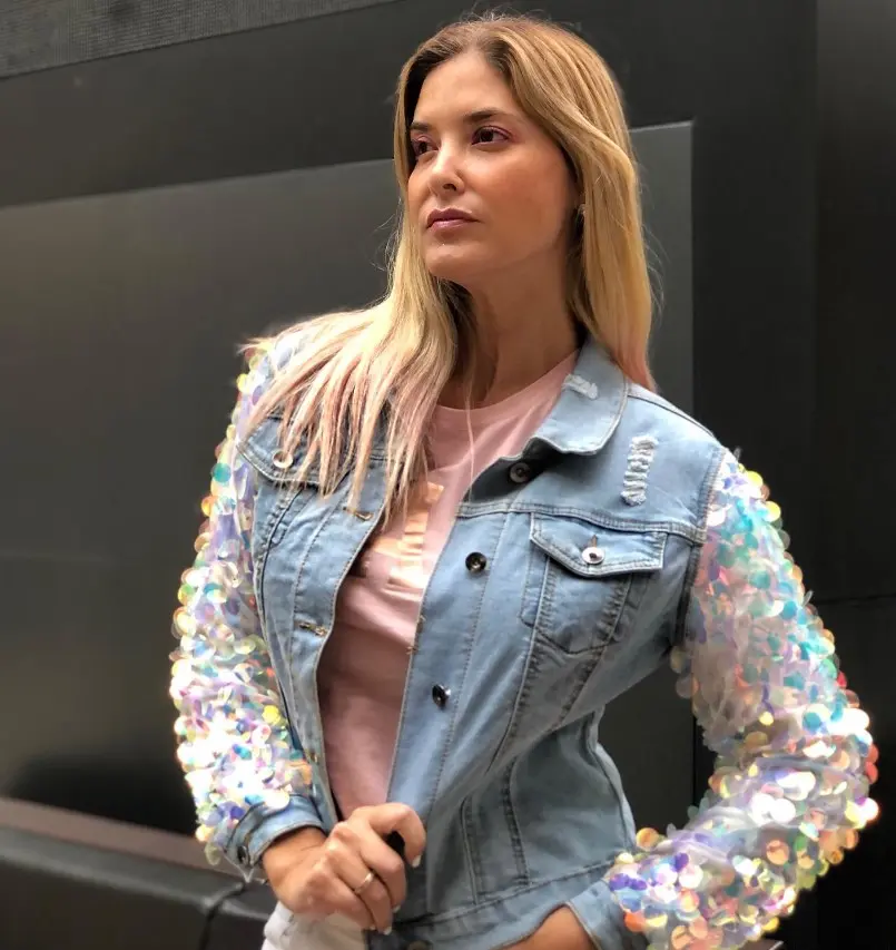 Tiene una tienda de chamarras pintadas a mano llamada 'Fet A Ma México'.