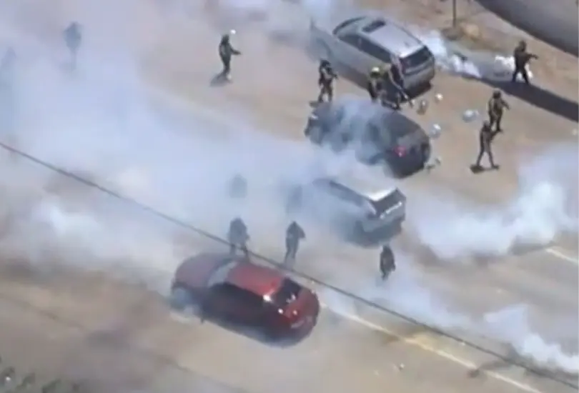 El operativo concluyó con un violento enfrentamiento entre las autoridades y manifestantes. El operativo concluyó con un violento enfrentamiento entre las autoridades y manifestantes.