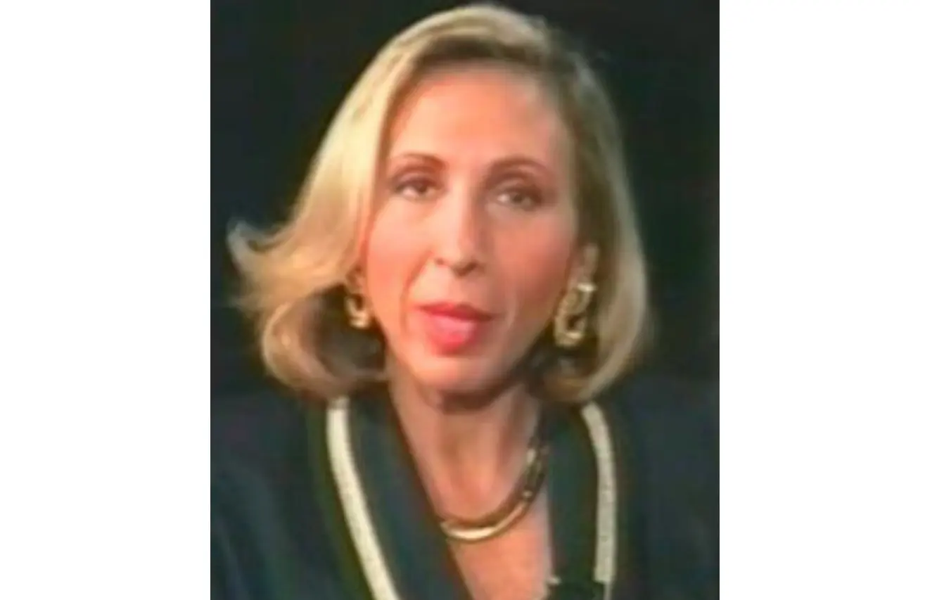 En 2009, Bozzo se mudó a México y comenzó a grabar su programa para la cadena Azteca América.