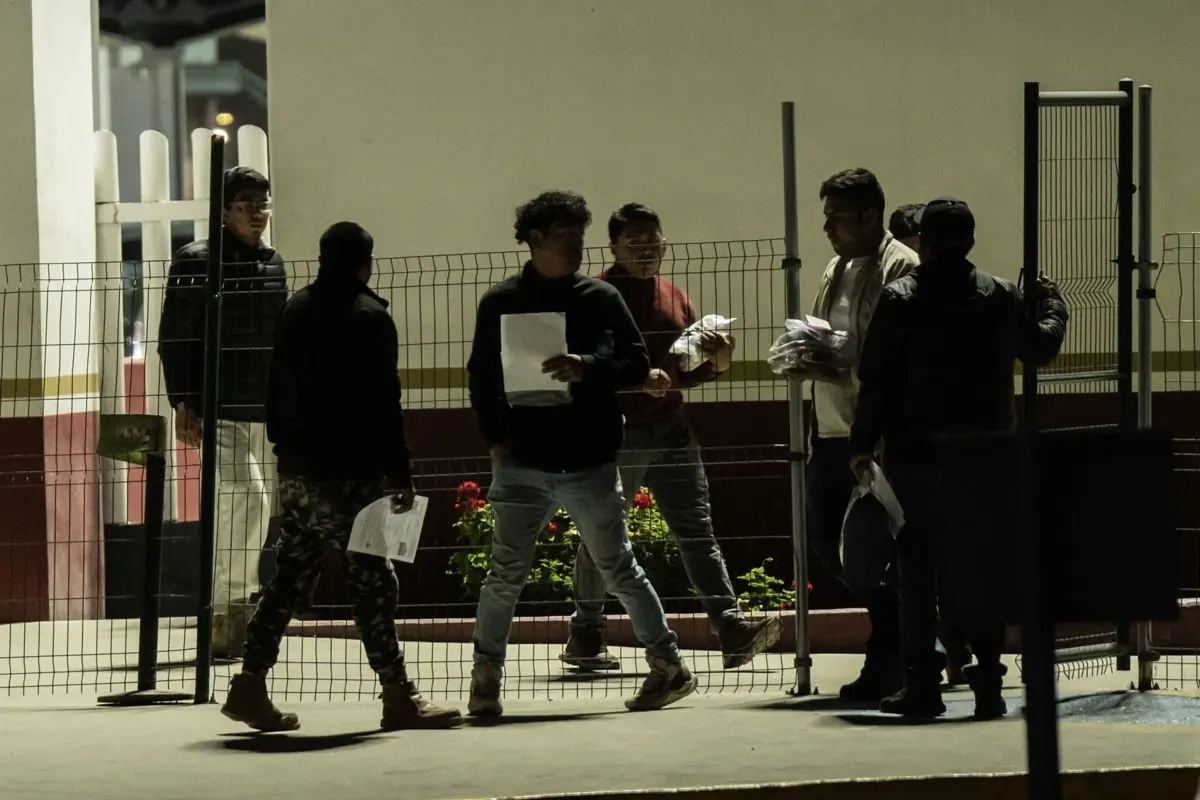 Muchos migrantes aceptan la deportación voluntaria para evitar semanas o meses de detención. Cuartoscuro.