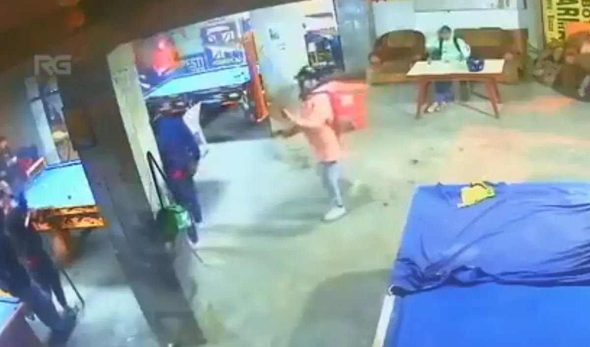 Entró y buscó a la víctima entre las personas. Captura de pantalla.