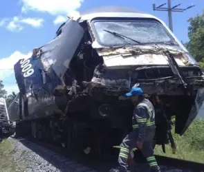 Tren Interoceánico choca con tráiler en Tabasco; hay daños y heridos