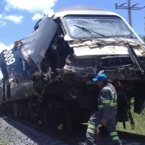 Tren Interoceánico choca con tráiler en Tabasco; hay daños y heridos