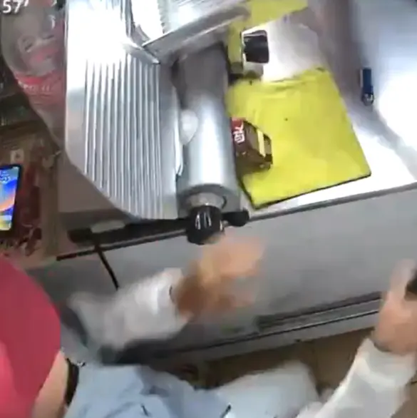 Asalto frustrado a machetazos: trabajador enfrenta a ladrón en tienda de Tultitlán