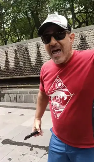 Extranjero orina en Chapultepec Especial