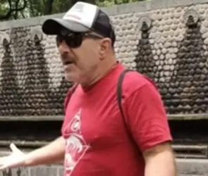 Turista extranjero orina en el Bosque de Chapultepec y se justifica con "no traigo efectivo"