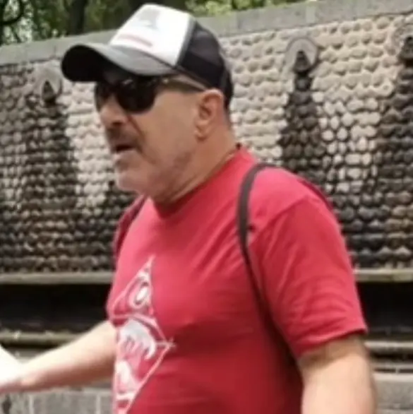 Turista extranjero orina en el Bosque de Chapultepec y se justifica con "no traigo efectivo"