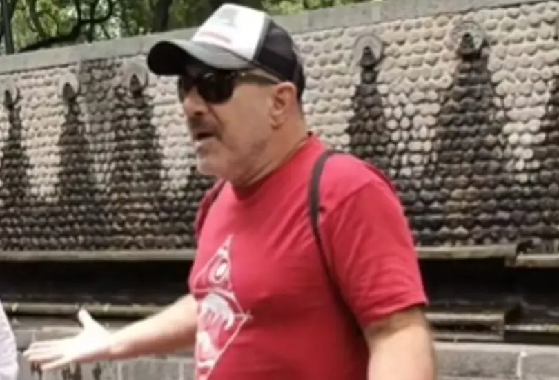 Extranjero orina en Chapultepec y se justifica con "no traigo efectivo" Extranjero orina en Chapultepec y se justifica con "no traigo efectivo"