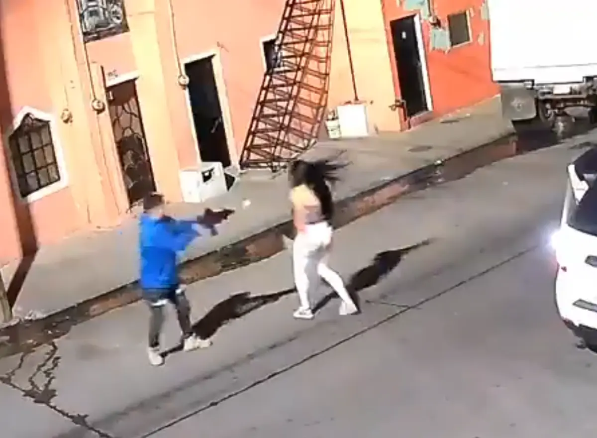 Él sacó el arma larga y le disparó a quemarropa. Captura de pantalla.