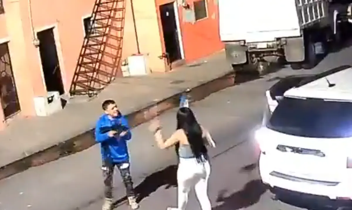 El hombre portaba un arma larga en su vehículo. Captura de pantalla.