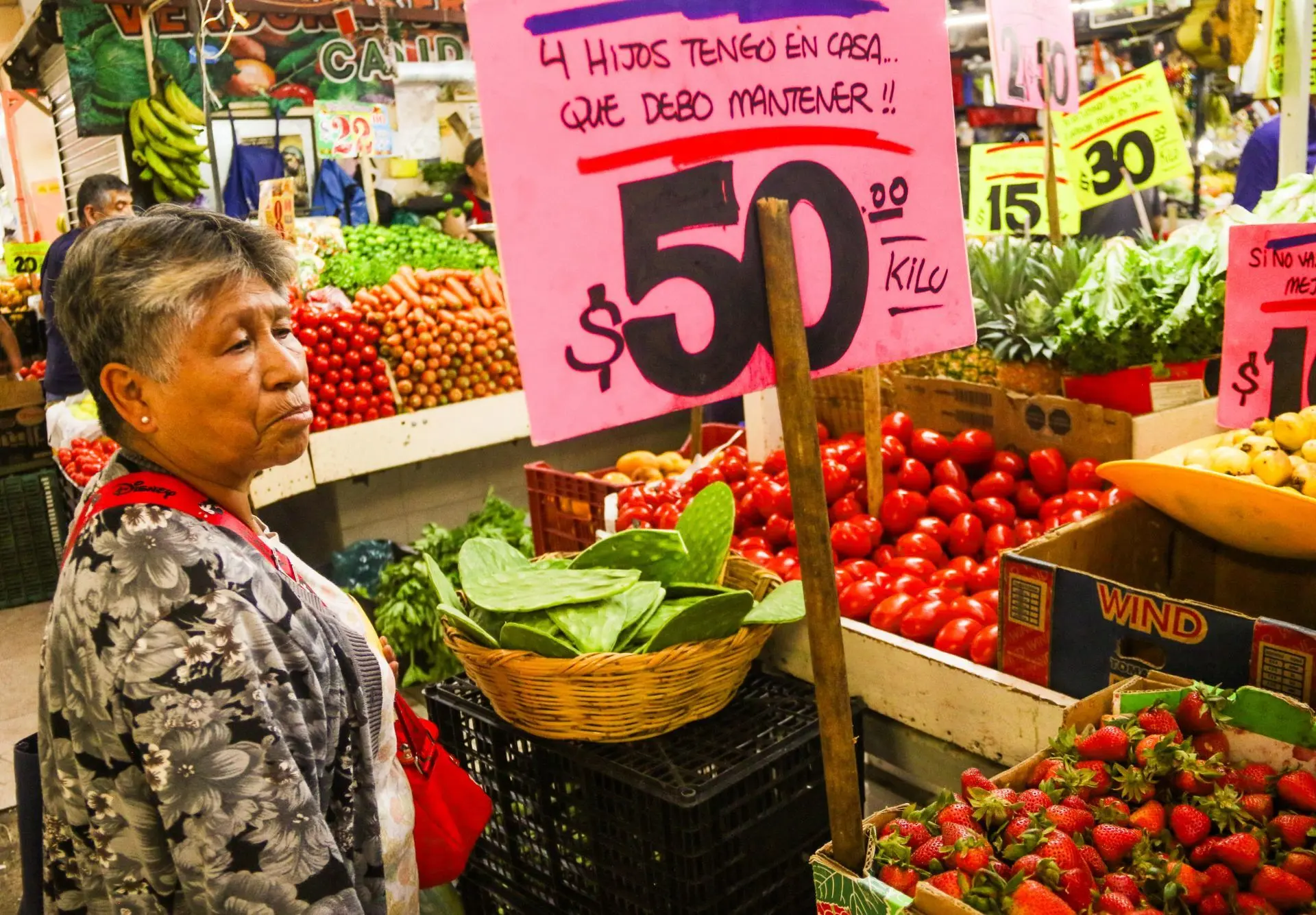 Los alimentos están entre los rubros que más consumen dinero. Cuartoscuro.