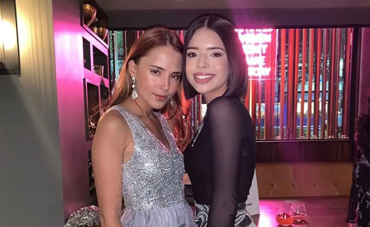  Majo y Ángela Aguilar 
