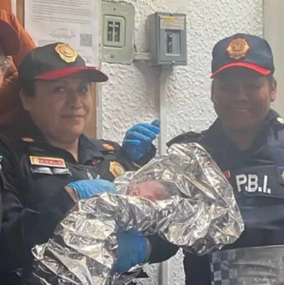 Policías ayudan a joven a dar a luz en estación del Metro de CDMX