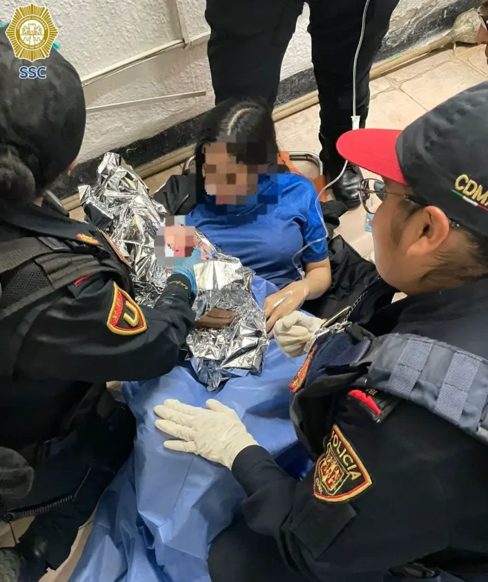 Los oficiales no dudaron en actuar: la trasladaron de inmediato al cubículo de la estación. X: Metro.